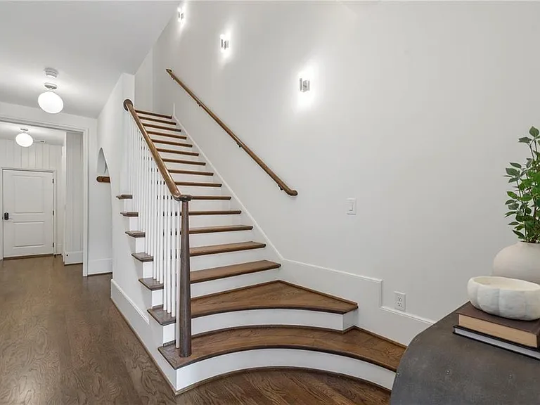2711 Southwell St NE — Photo 6