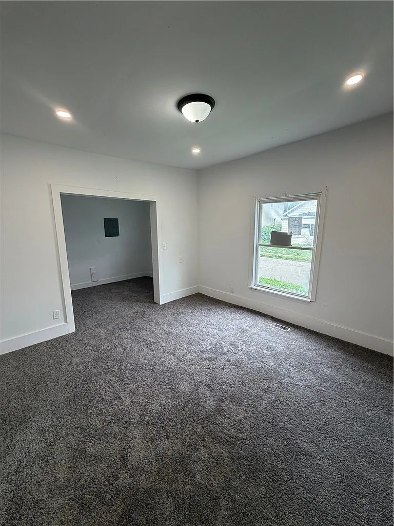 3 bed, 1.0 bath, 2528 sqft, $1,500 — Photo 4