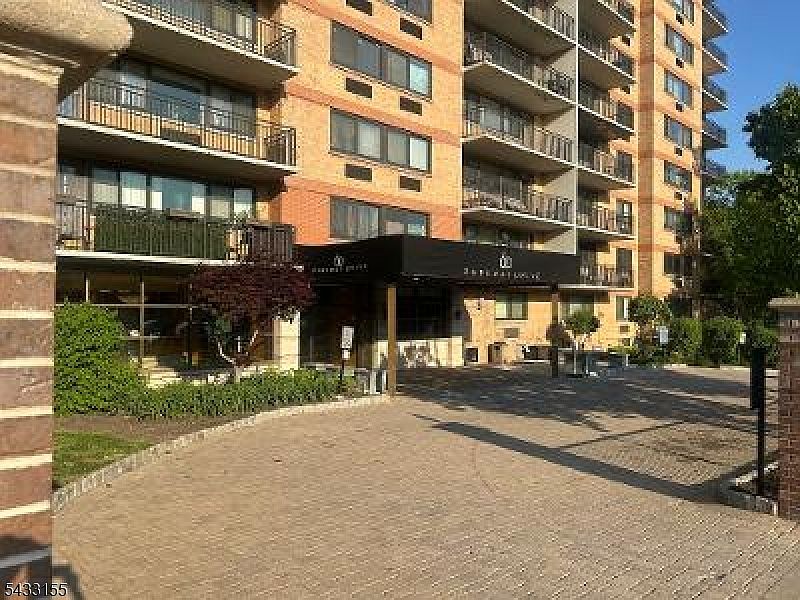 1st image of 60 Parkway Dr #3G