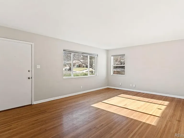 326 W Ramona Ave — Photo 2