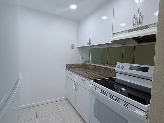 3rd image of 925 W Oak Ridge Rd APT C