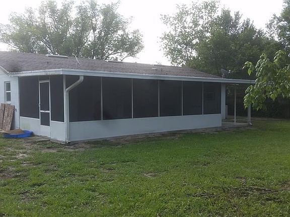 4th image of 2215 Poinsettia Dr
