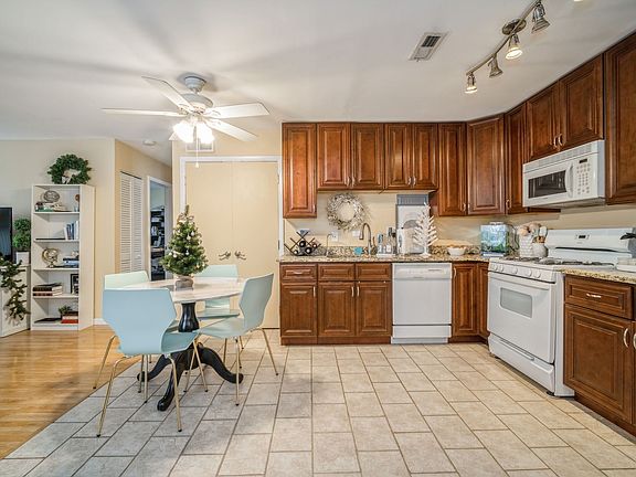 3rd image of 1392 Quaker Ln #158-A