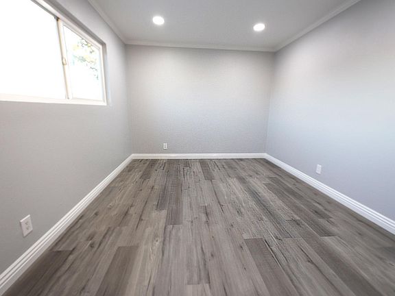 5th image of 1622 E Flora St