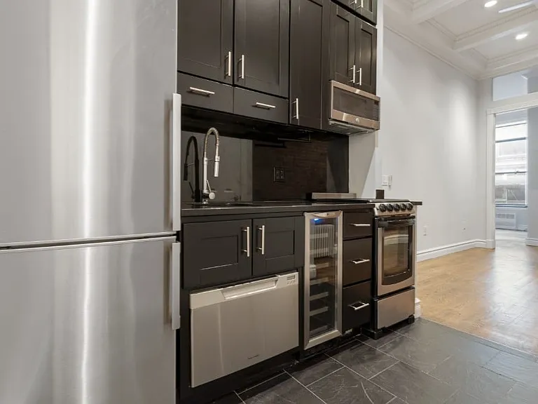 420 W 51st St #2R — Photo 1