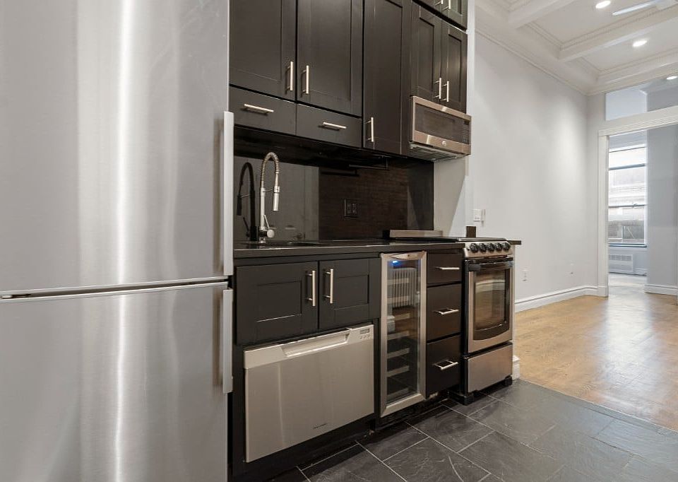 1st image of 420 W 51st St APT 2R