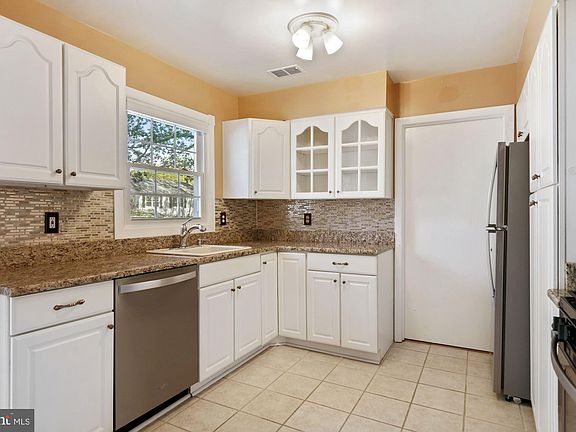 5th image of 13132 Melville Ln