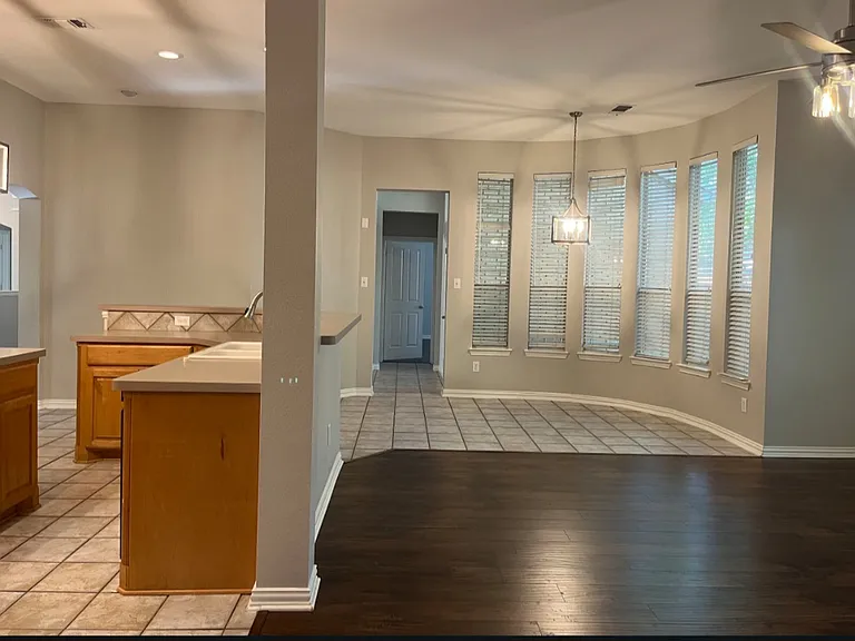 2702 View Mdw — Photo 16