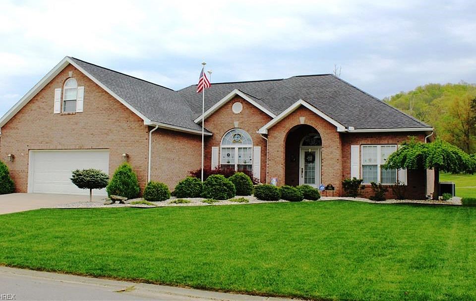 Beautiful brick ranch overlooking Woodridge Plantation Golf Course