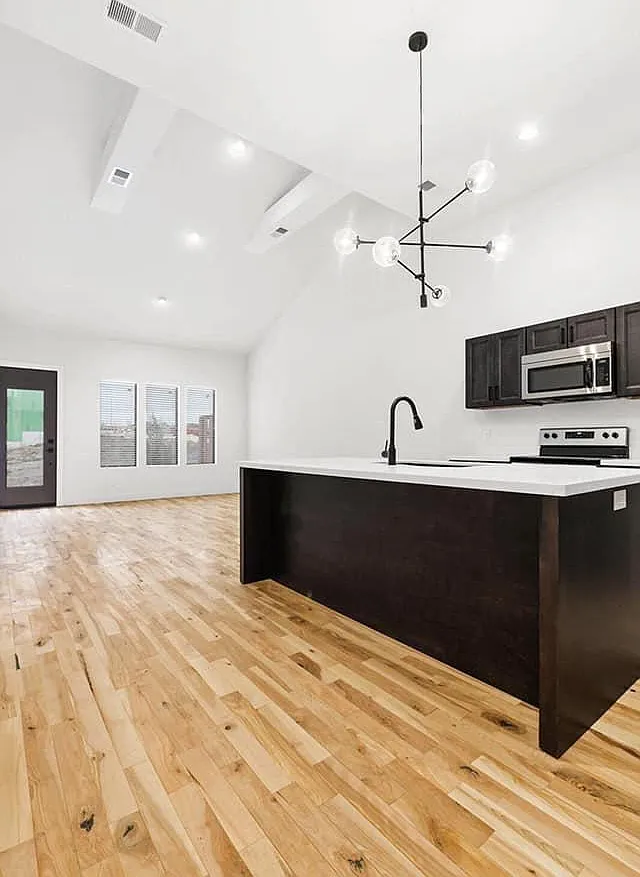 2 bed, 1250 sqft, $1,995 — Photo 1