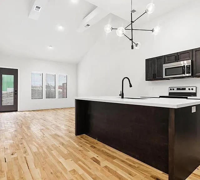 105 W Maplewood Ln — Photo 1