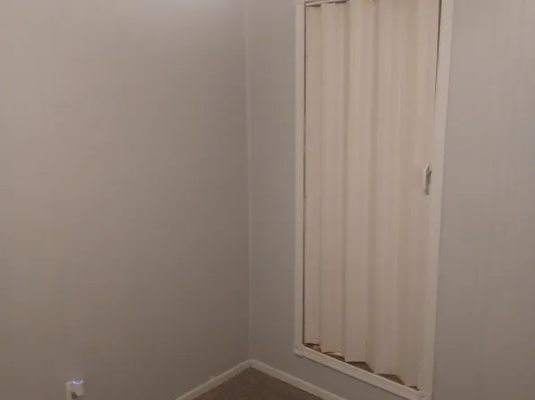 1810 Division St, Hobart, IN 46342