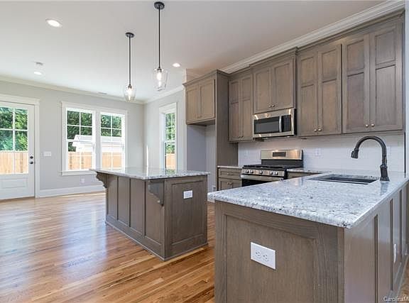 5th image of 909 Catawba St