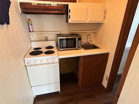 4th image of 1408 Saint James Pl