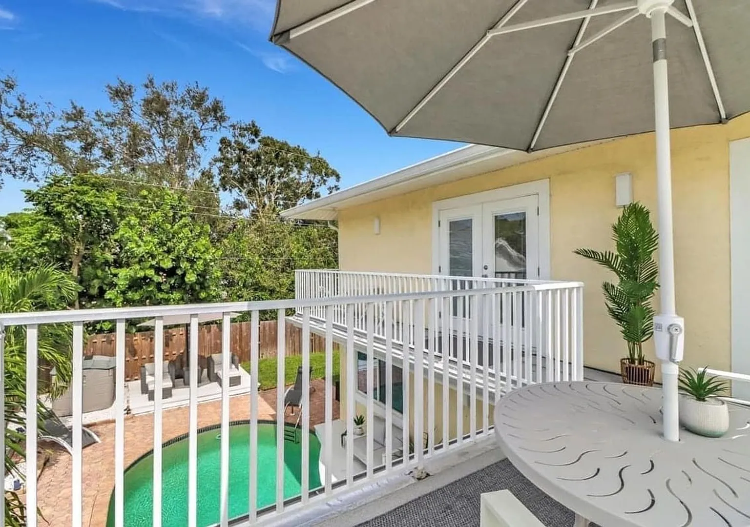Stunning Pool Home 4beds/3baths Newly Renovated Centrally Located Weekly Rental Available — Photo 4