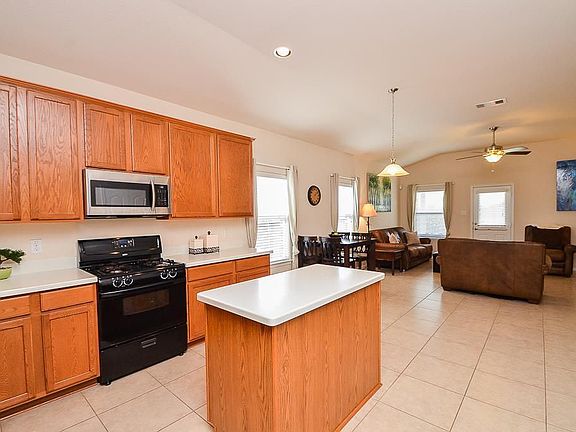5th image of 614 W Newport Bnd