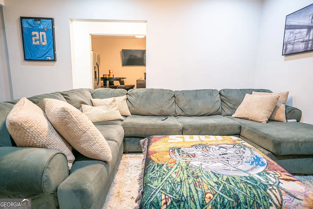 2 bed, 1.0 bath, 990 sqft, $2,400 — Photo 4