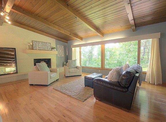 4th image of 2406 East Ln