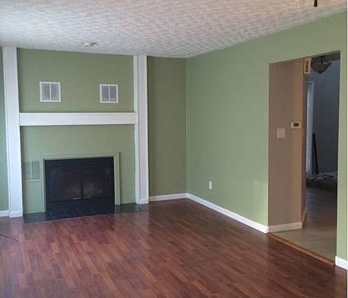 Living Room/Real Wood Fireplace