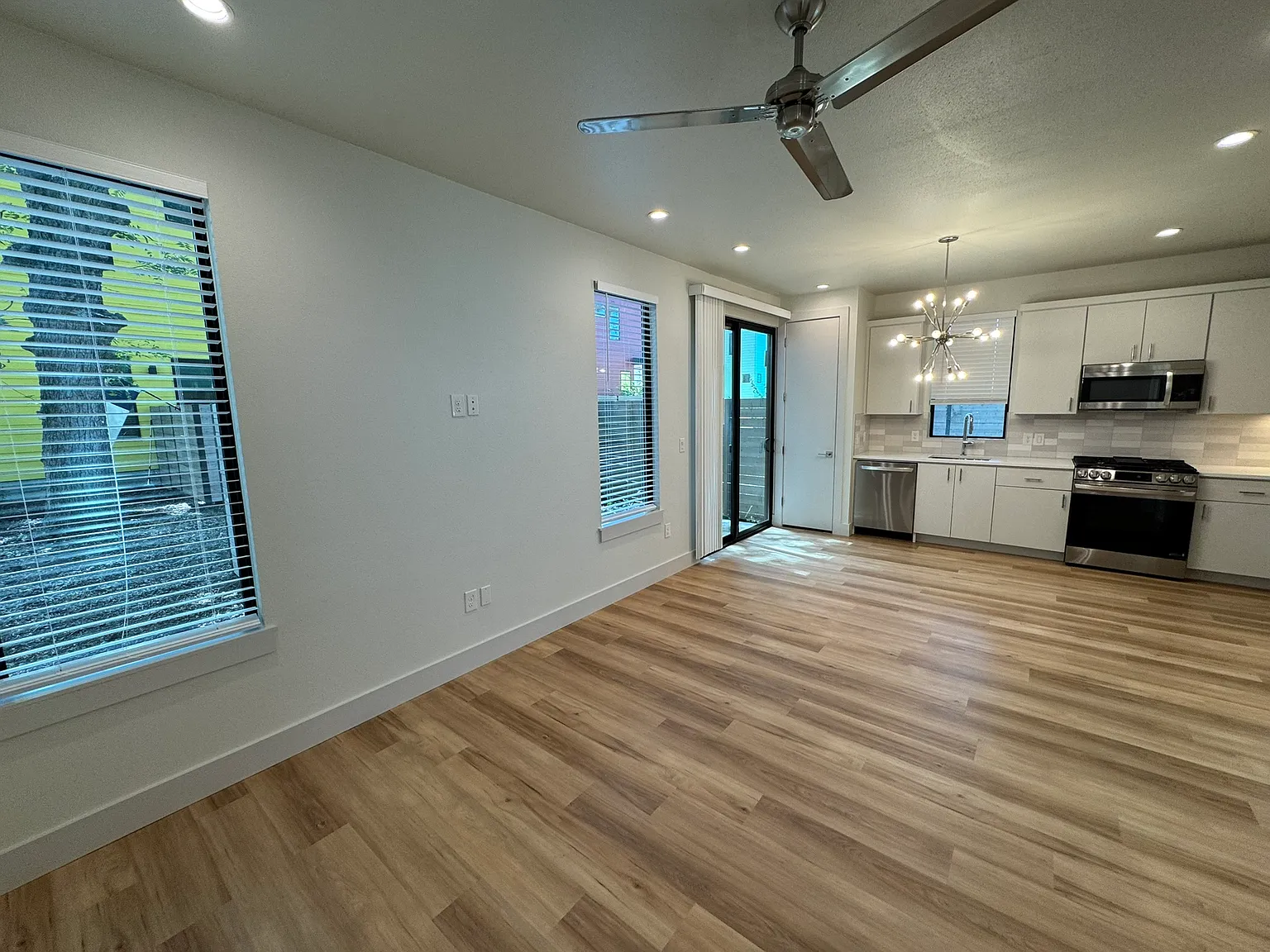 2 bed, 2.5 bath, 886 sqft, $2,400 — Photo 2