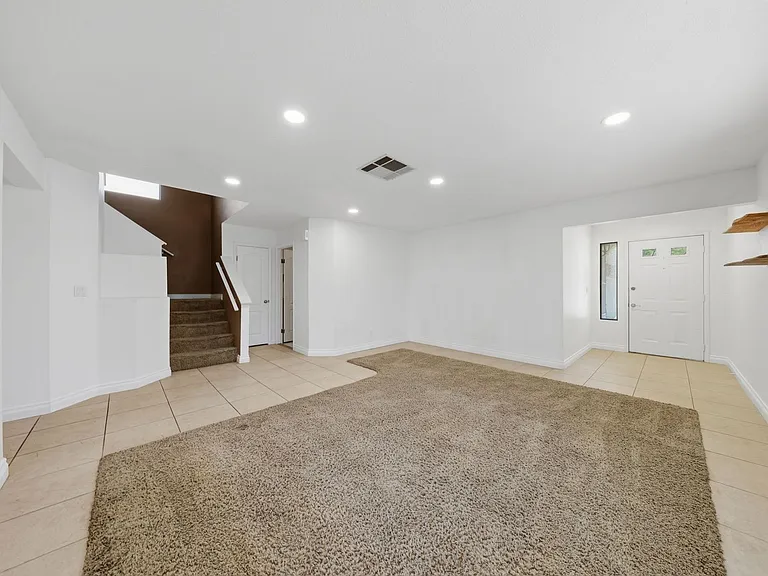 348 Faulkner Ct — Photo 4