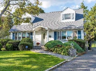 3 Valley Ct, Hicksville, NY 11801