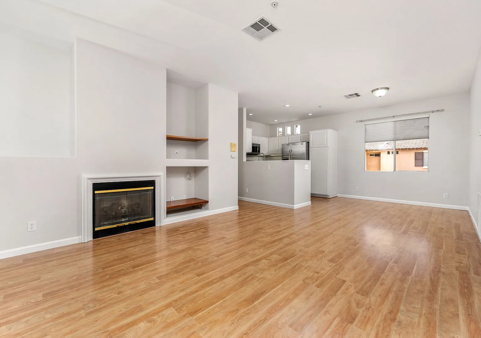 Bright Second Story Condo with 2 Car Garage in The Orchards — Photo 3