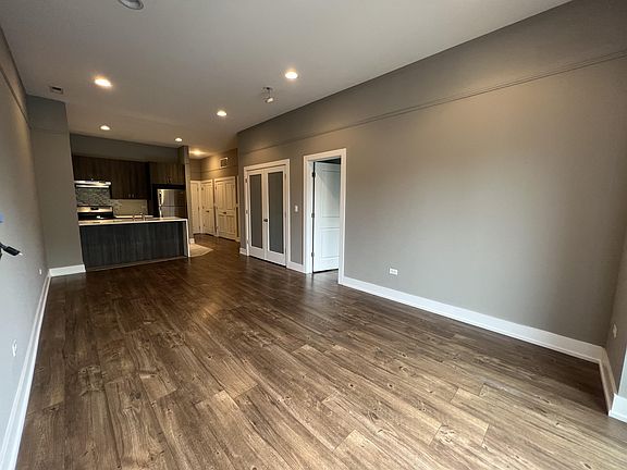5th image of 5911 N Northwest Hwy #202
