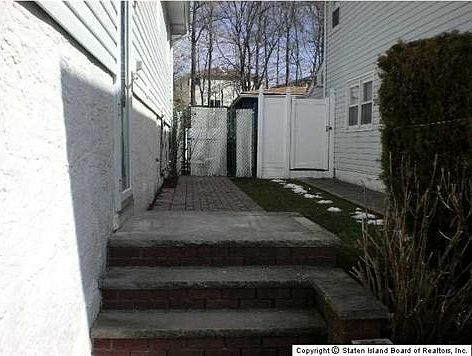 4th image of 381 Corbin Ave