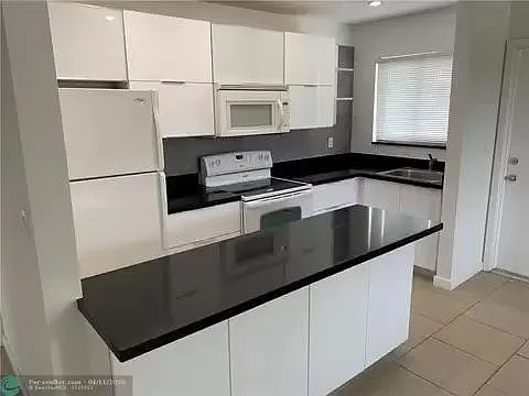 Studio, 650 sqft, $1,625 — Photo 2