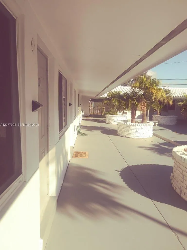 Hollywood Little Ranches — Photo 4
