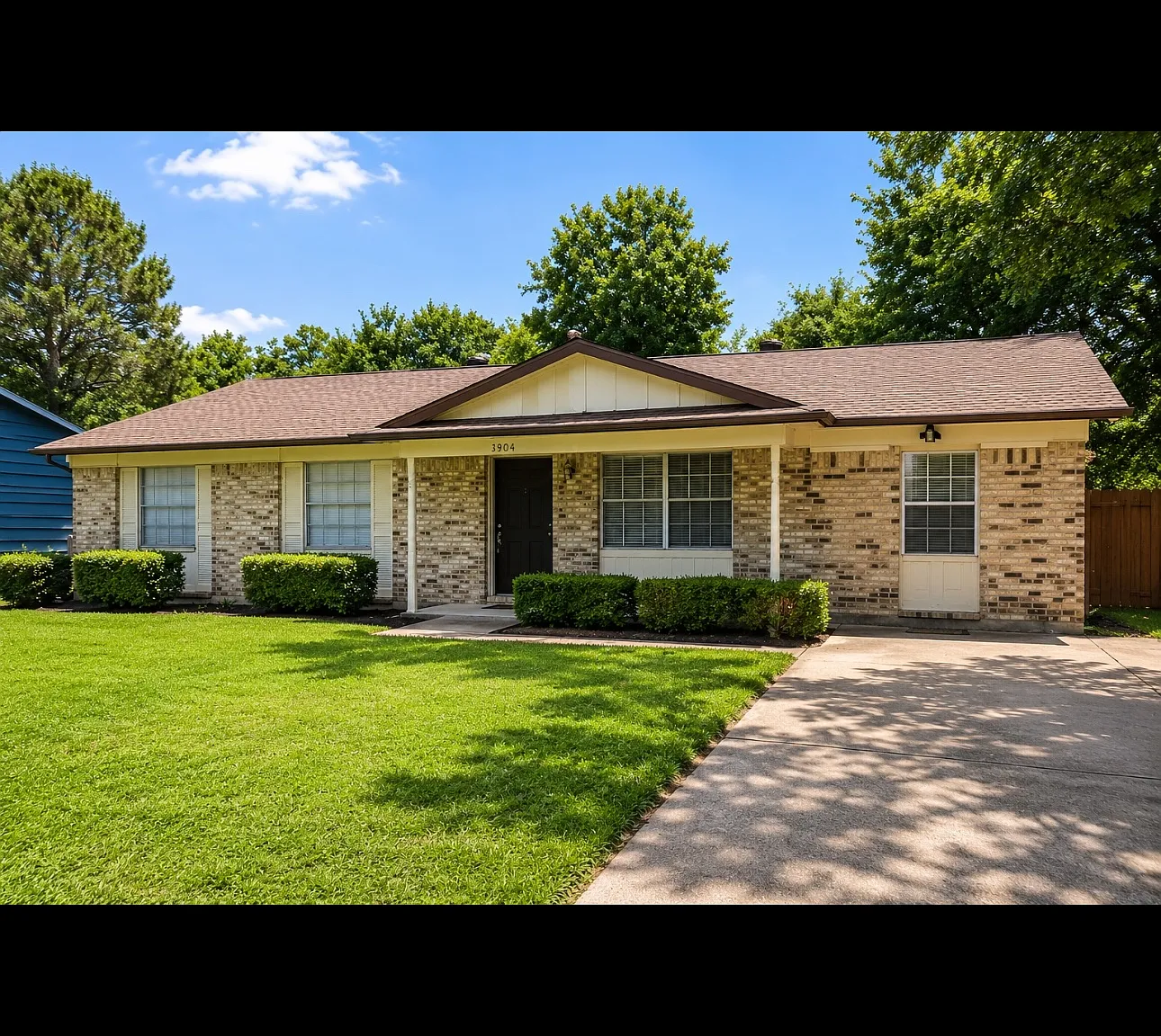2704 Foxcroft Cir — Photo 1