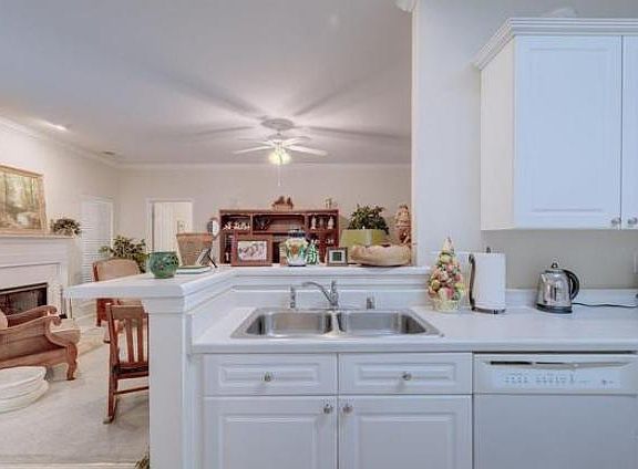 2nd image of 904 Castlemaine Ct