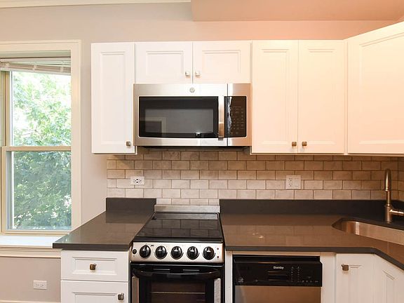 2nd image of 640 W Wrightwood Ave Unit 113