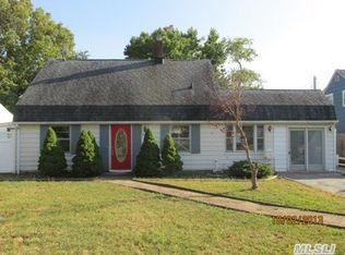 652 Bryant St, Westbury, NY 11590