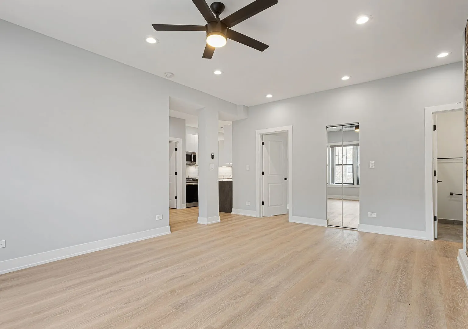 3 bed, 901 sqft, $2,995 — Photo 2