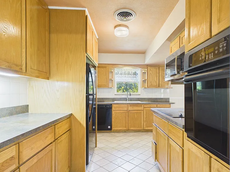 1206 Crenwelge Dr — Photo 6