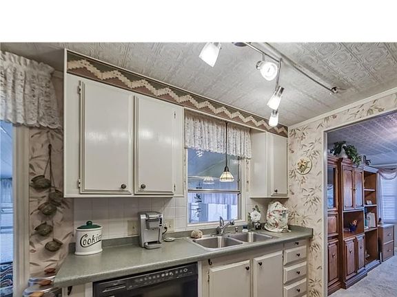 3rd image of 723 Cassandra Ln