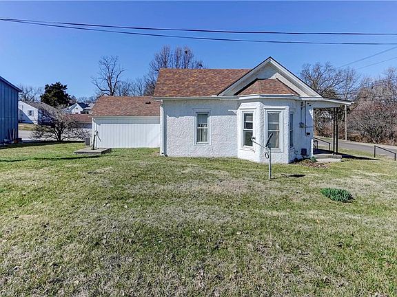 4th image of 211 W Maple St