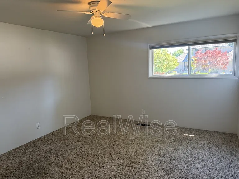 710 NW Midland Ave — Photo 26