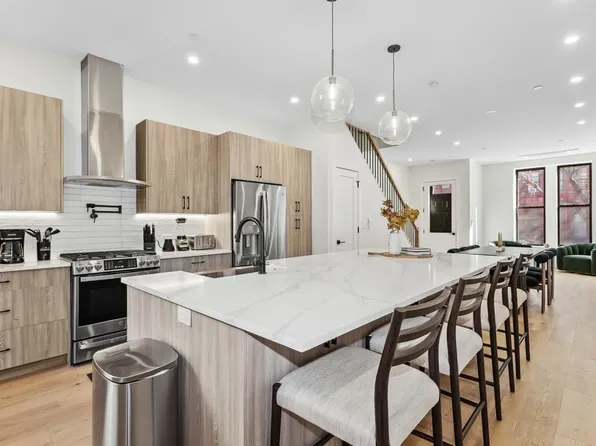 389 Manhattan Avenue image 2 of 13