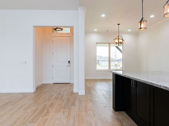5th image of 503 Country Club Dr