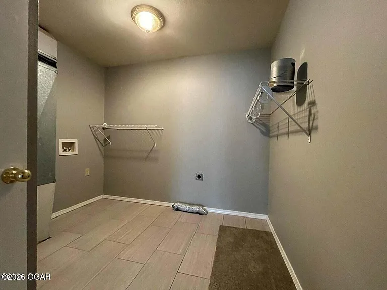 915 Briarview Dr — Photo 10