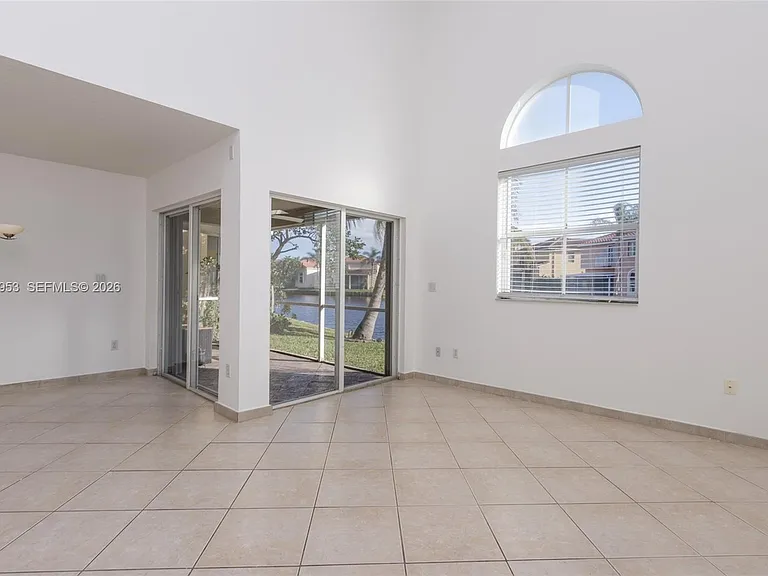 1540 N Trafalgar Cir — Photo 12