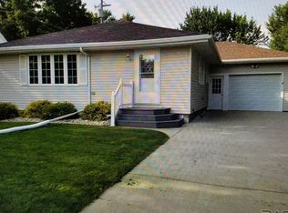 907 5th St SW, Pipestone, MN 56164