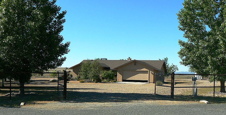 815 E Latigo CT