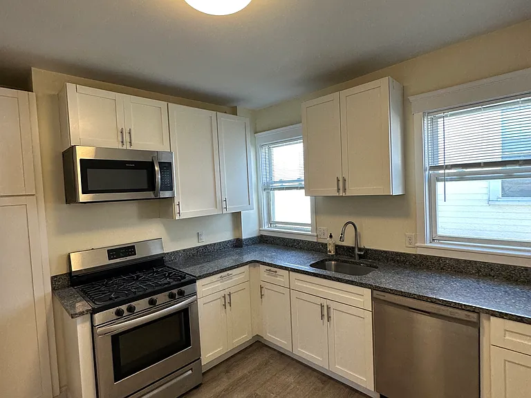 35 George St #3 — Photo 4