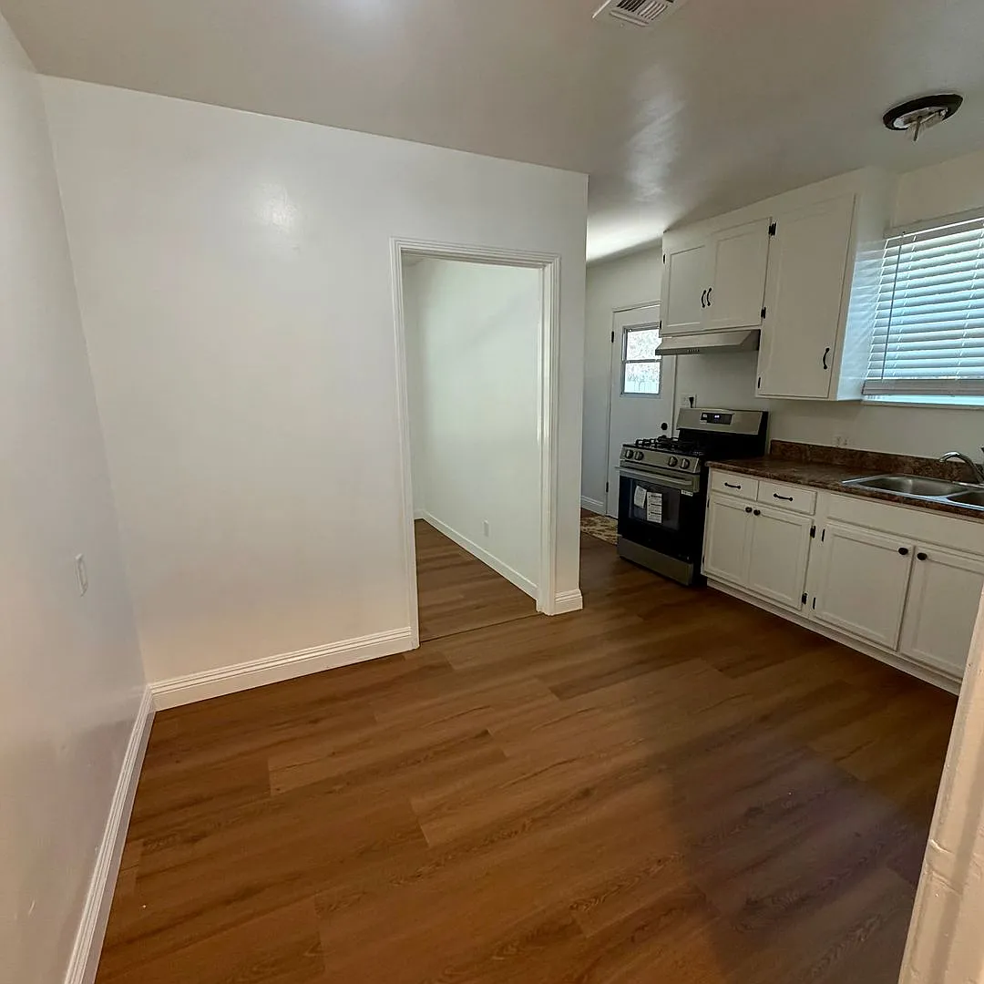 Charming 2-Bedroom Home in a Quiet Reseda Cul-de-Sac — Photo 2