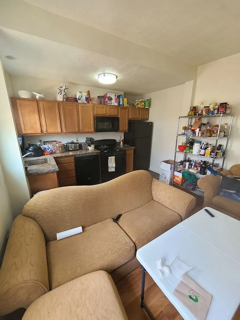 5bed/2bath House W/ Huge Front Yard And Deck! — Photo 4