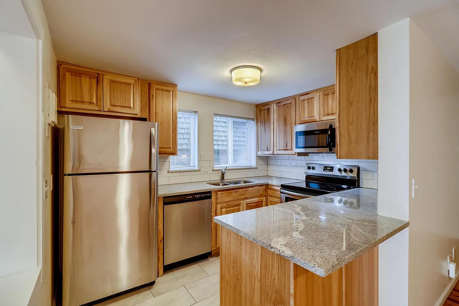 2 bed, 900 sqft, $2,300 — Photo 1